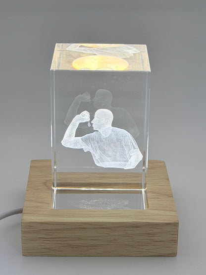 3D-Kristall Portrait "Dart-Spieler" (K9 Glas, 50x50x80mm, beleuchtet)