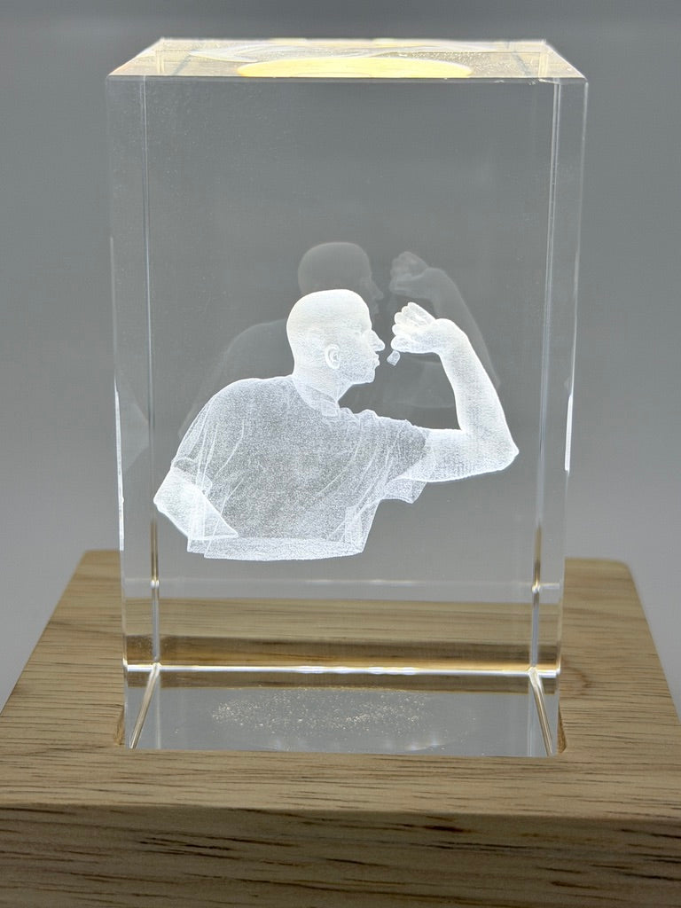 3D-Kristall Portrait "Dart-Spieler" (K9 Glas, 50x50x80mm, beleuchtet)