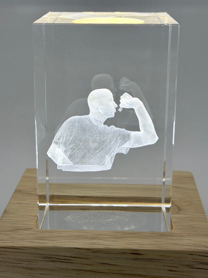3D-Kristall Portrait "Dart-Spieler" (K9 Glas, 50x50x80mm, beleuchtet)