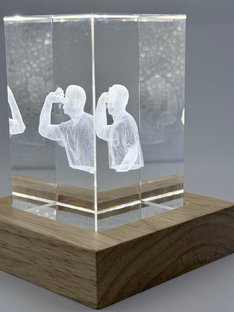 3D-Kristall Portrait "Dart-Spieler" (K9 Glas, 50x50x80mm, beleuchtet)